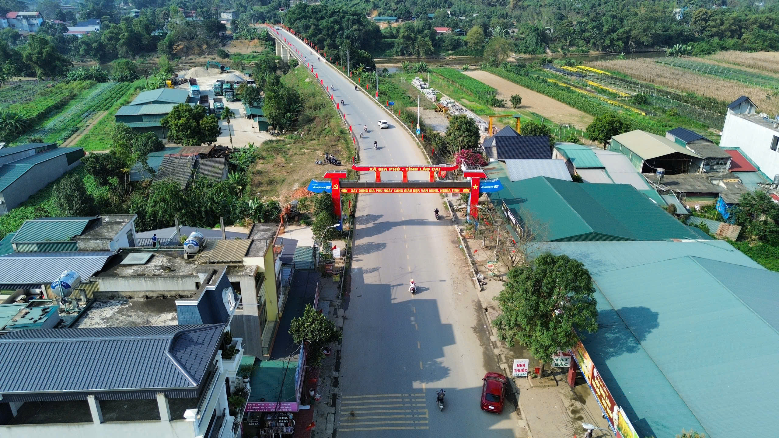 Cầu Gia Phú treo cờ rực rỡ chào đón Tết Nguyên đán.