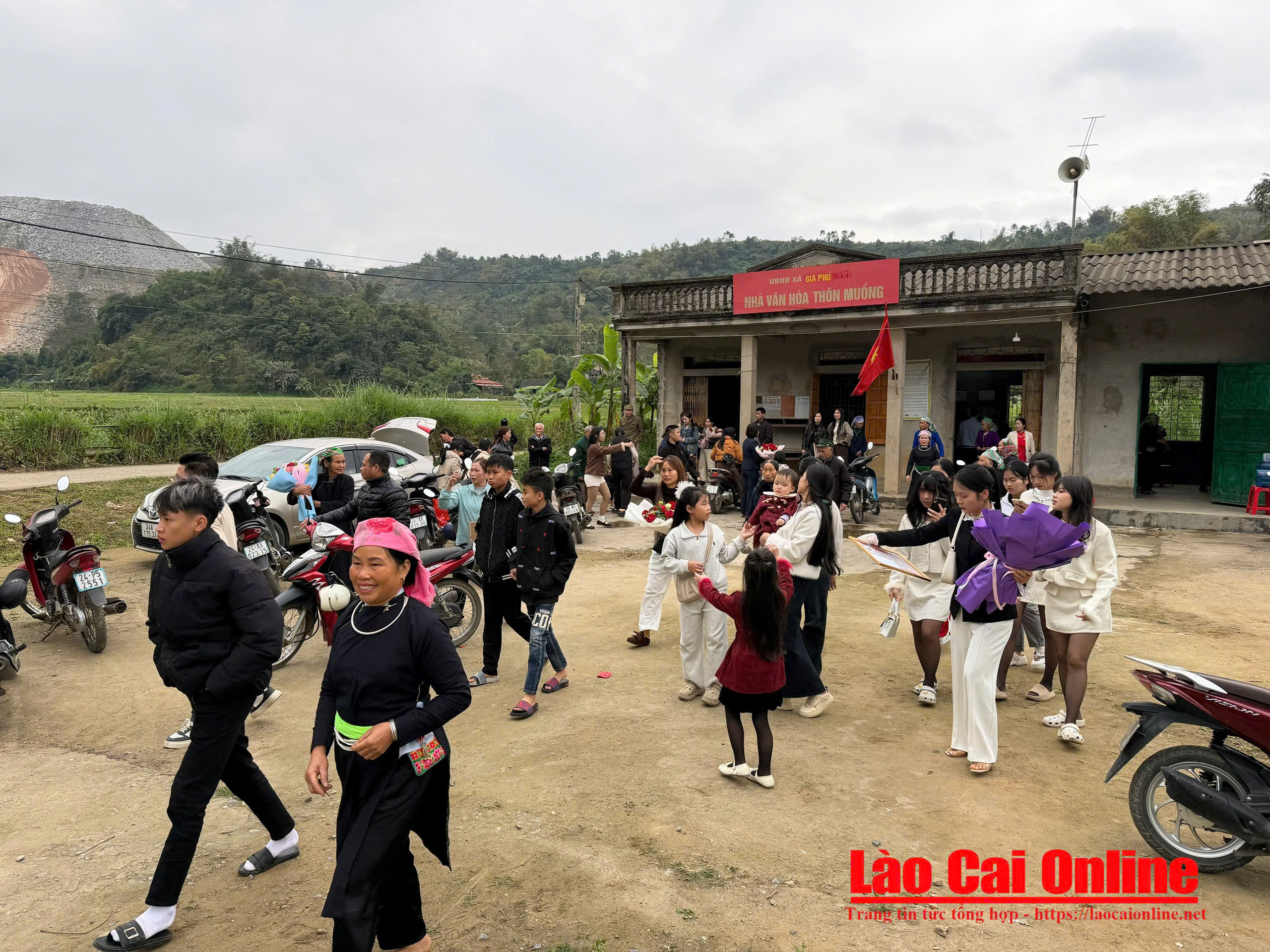 Các con cháu và người thân đến chúc mừng, chụp ảnh lưu niệm cùng các cụ. Ảnh Du Kỷ