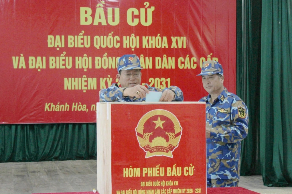 Cử tri bỏ phiếu bầu vào hòm phiếu (Ảnh: Đức Thu).