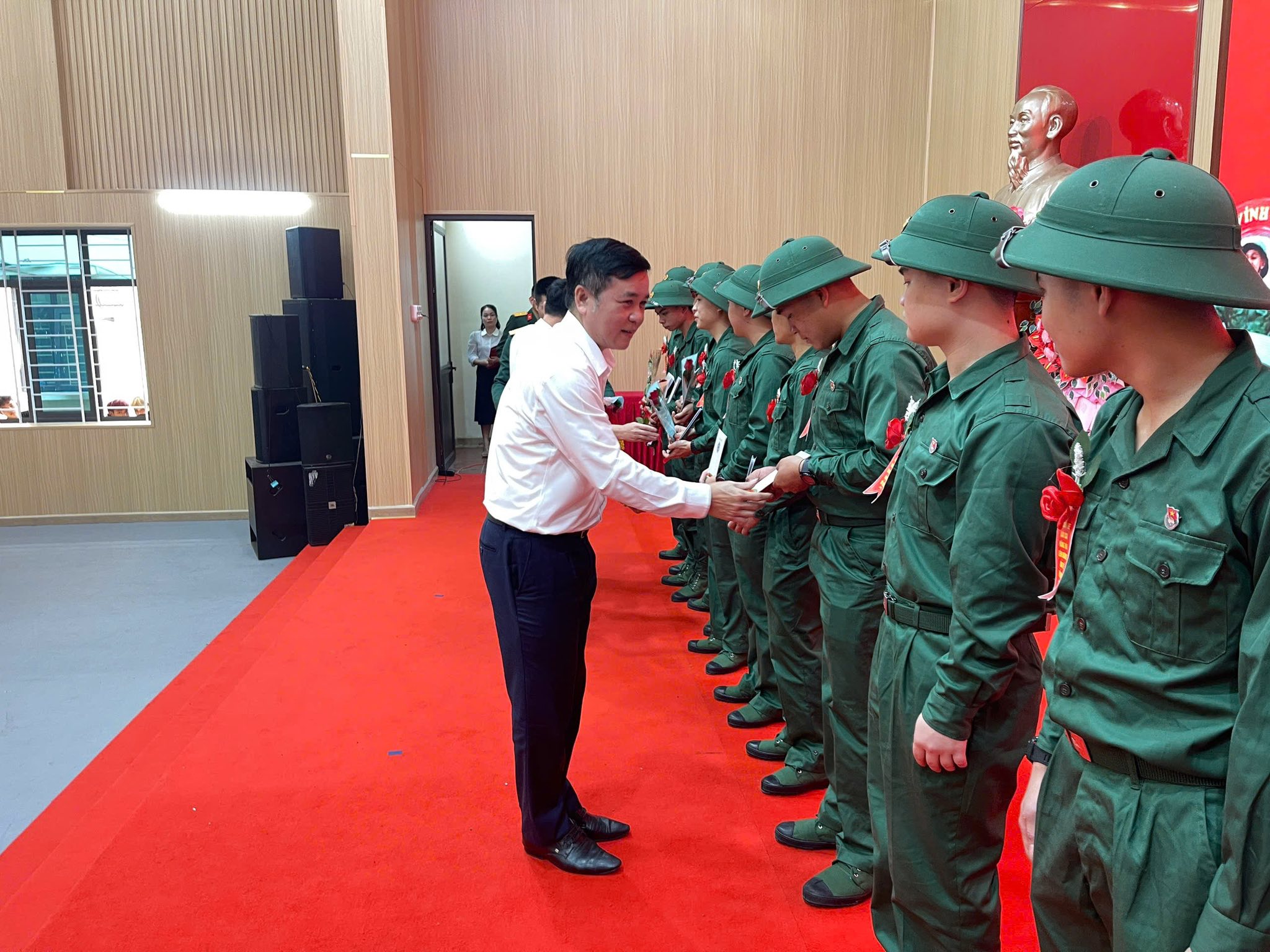 36 Thanh Niên Ưu Tú Gia Phú Sẵn Sàng Thực Hiện Nghĩa Vụ Quân Sự Và Công An Nhân Dân 1 Lãnh đạo UBND xã Gia Phú trao giấy khen cho thanh niên lên đường nhập ngũ năm 2026