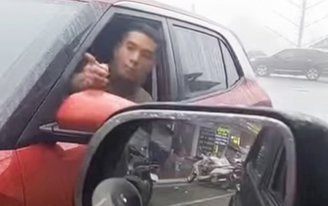 Nam tài xế đi ngược chiều, khóa xe giữa đường và lớn tiếng thách thức người đi đúng luật. (Ảnh chụp màn hình)