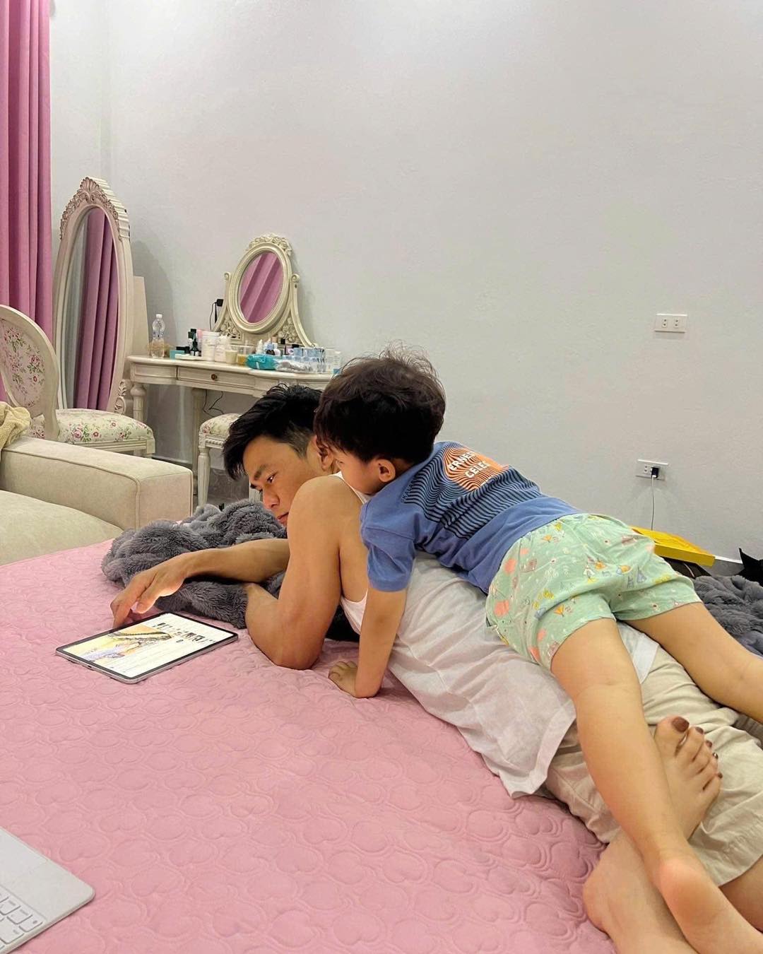 Khoảng khắc Văn Cương bên bé Bo