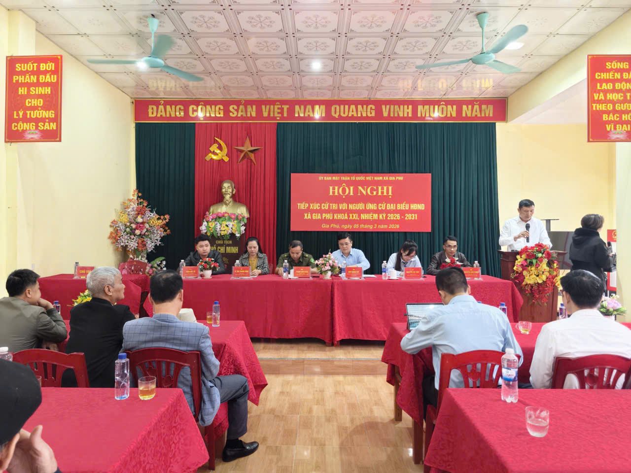 CÁC ỨNG CỬ VIÊN ĐẠI BIỂU HĐND XÃ THUỘC ĐƠN VỊ BẦU CỬ SỐ 4 TIẾP XÚC CỬ TRI, VẬN ĐỘNG BẦU CỬ. Ảnh Đặng Kiên ( CTTĐT Xã Gia Phú)