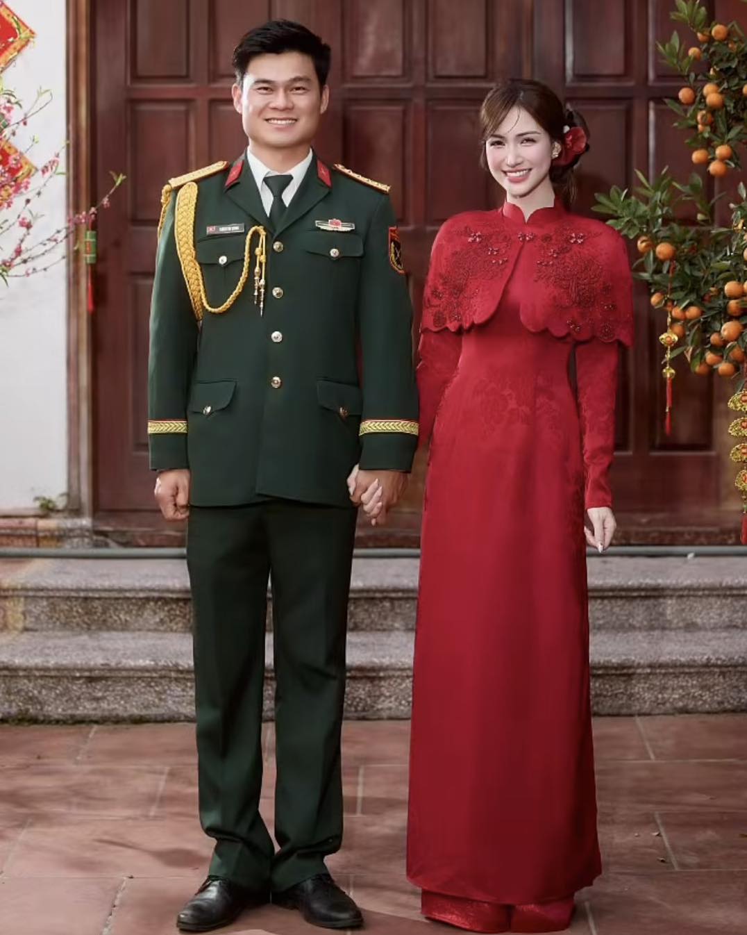 Hòa Minzy bên người yêu quân nhân Văn Cương. Ảnh: Nhân vật cung cấp