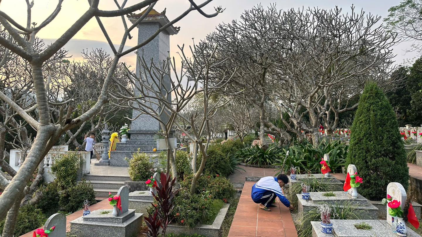 Các cháu được tham gia hoạt động xã hội lau dọn, vệ sinh tại Nghĩa trang Nam Cường – nơi yên nghỉ của những người đã hy sinh vì Tổ quốc
