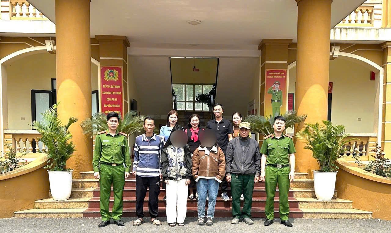 Vượt hơn 800 km đưa 2 nữ sinh bỏ học đi làm quán hát trở lại trường 2 Ảnh chụp tập thể trước trụ sở Công an xã Văn Bàn, với sự có mặt của lực lượng công an, nhà trường và gia đình. Hai nữ sinh đứng ở trung tâm, cho thấy các em đã được đưa về an toàn.