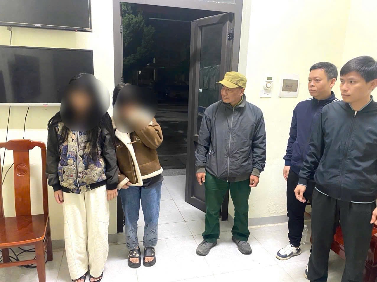 Vượt hơn 800 km đưa 2 nữ sinh bỏ học đi làm quán hát trở lại trường 1 655020057 909031888630187 1143311511717014053 n