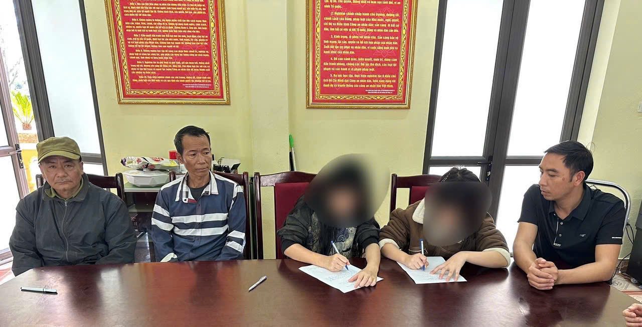 Vượt hơn 800 km đưa 2 nữ sinh bỏ học đi làm quán hát trở lại trường 3 hai em đang ngồi viết tường trình tại bàn làm việc dưới sự chứng kiến của người thân và cán bộ chức năng. Đây là bước làm rõ diễn biến sự việc và ổn định tâm lý cho các em.