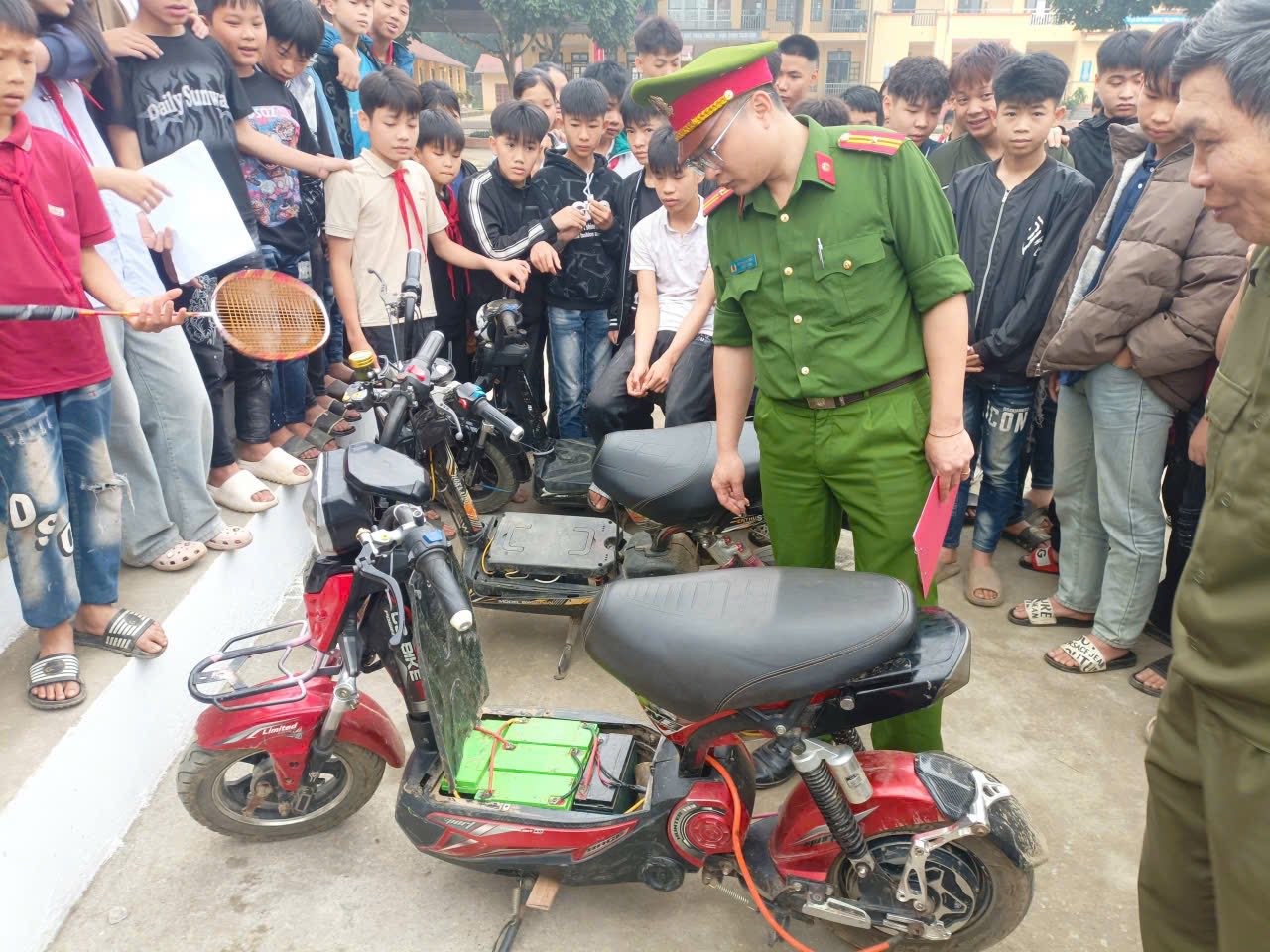 Nhiều xe đạp điện của học sinh được phát hiện có dấu hiệu thay đổi kết cấu, lắp thêm thiết bị độ chế, được lực lượng chức năng kiểm tra và yêu cầu tháo bỏ ngay tại trường.