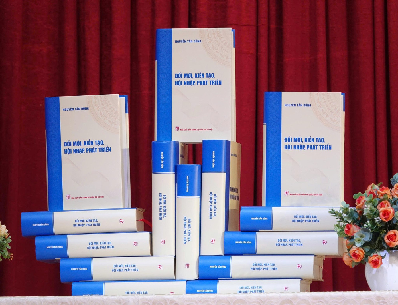 Cuốn sách Đổi mới, kiến tạo, hội nhập, phát triển dung lượng hơn 900 trang.