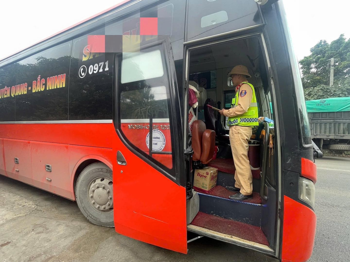 Xe Khách 19 Chỗ Chở 60 Người, Chủ Xe Và Tài Xế Bị Phạt Hơn 200 Triệu Đồng 1 Đội Cảnh sát giao thông đường bộ số 1 kiểm tra xe khách BKS: 22H-010.72. Ảnh Công an Tuyên Quang.