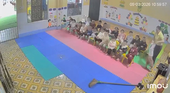 Giáo viên có hành vi bạo hành trẻ đã bị cho nghỉ việc. Ảnh cắt từ clip