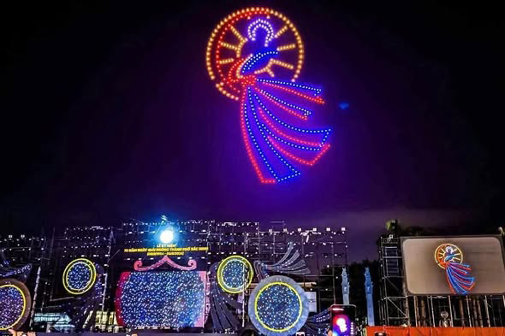 Man trinh dien anh sang nghe thuat bang thiet bi drone ta