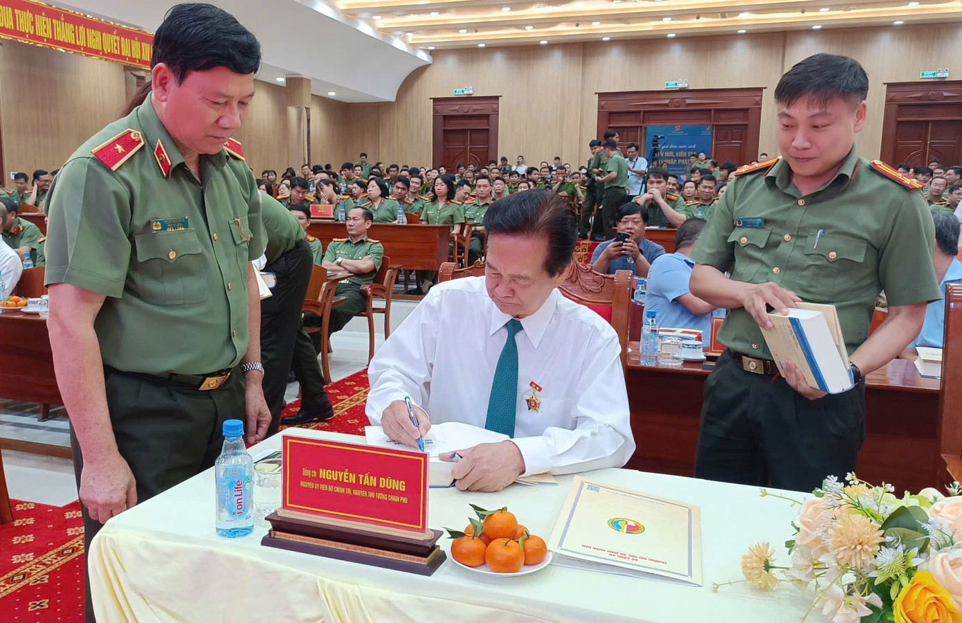 Nguyên Thủ tướng Chính phủ Nguyễn Tấn Dũng ký tặng sách cho các đại biểu.