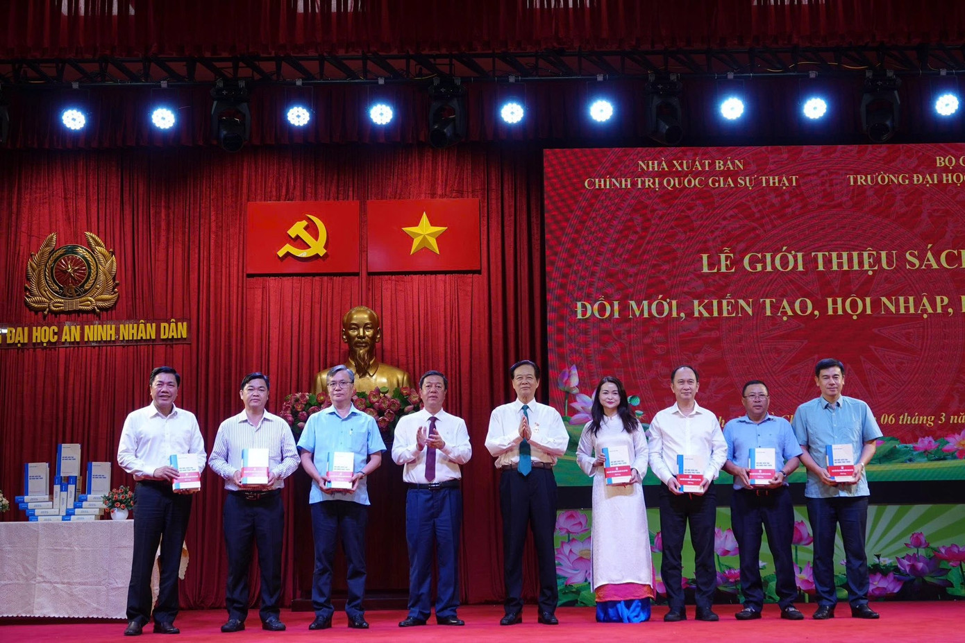 Nguyên Thủ tướng Chính phủ Nguyễn Tấn Dũng và PGS.TS. Vũ Trọng Lâm trao tặng sách cho các đại biểu tham dự buổi lễ.