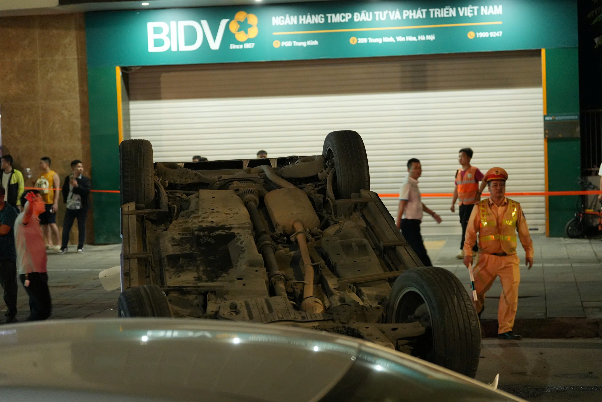 Ô tô Lexus RX350 lật ngửa sau khi gây tai nạn liên hoàn. Ảnh: Hữu Chánh