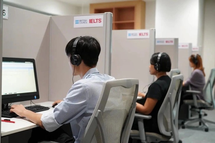 IELTS Sẽ Dừng Thi Trên Giấy Trên Toàn Cầu Từ Giữa Năm 2026 1 Thí sinh làm bài thi IELTS trên máy tính - Ảnh: BRITISH COUNCIL