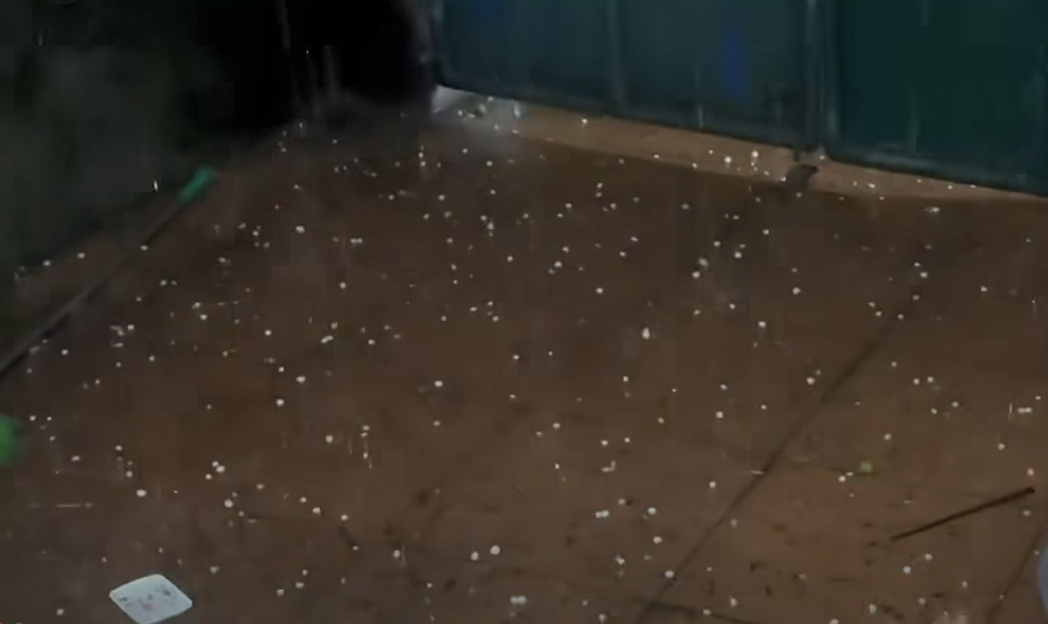 Vì sao Lào Cai và miền Bắc xuất hiện mưa đá cuối tháng 3? 1 Hà Nội xuất hiện mưa đá trong sáng sớm nay (30/3).