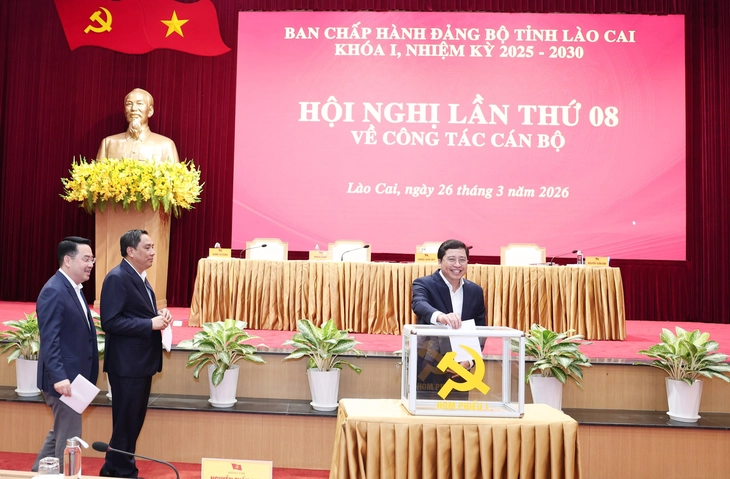 Các đại biểu bỏ phiếu bầu Phó bí thư Tỉnh ủy nhiệm kỳ 2025 - 2030 - Ảnh: Báo Lào Cai