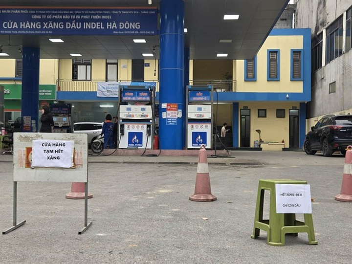 Sáng 6/3, cây xăng Indel Hà Đông, Hà Nội treo biển hết xăng.