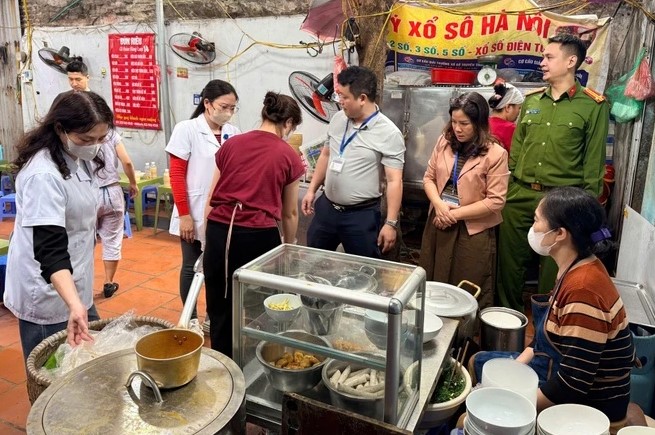Đoàn liên ngành phường Hoàn Kiếm kiểm tra quán bún riêu trên phố Hàng Lược, sáng 5/3. Ảnh: Cơ quan chức năng cung cấp.