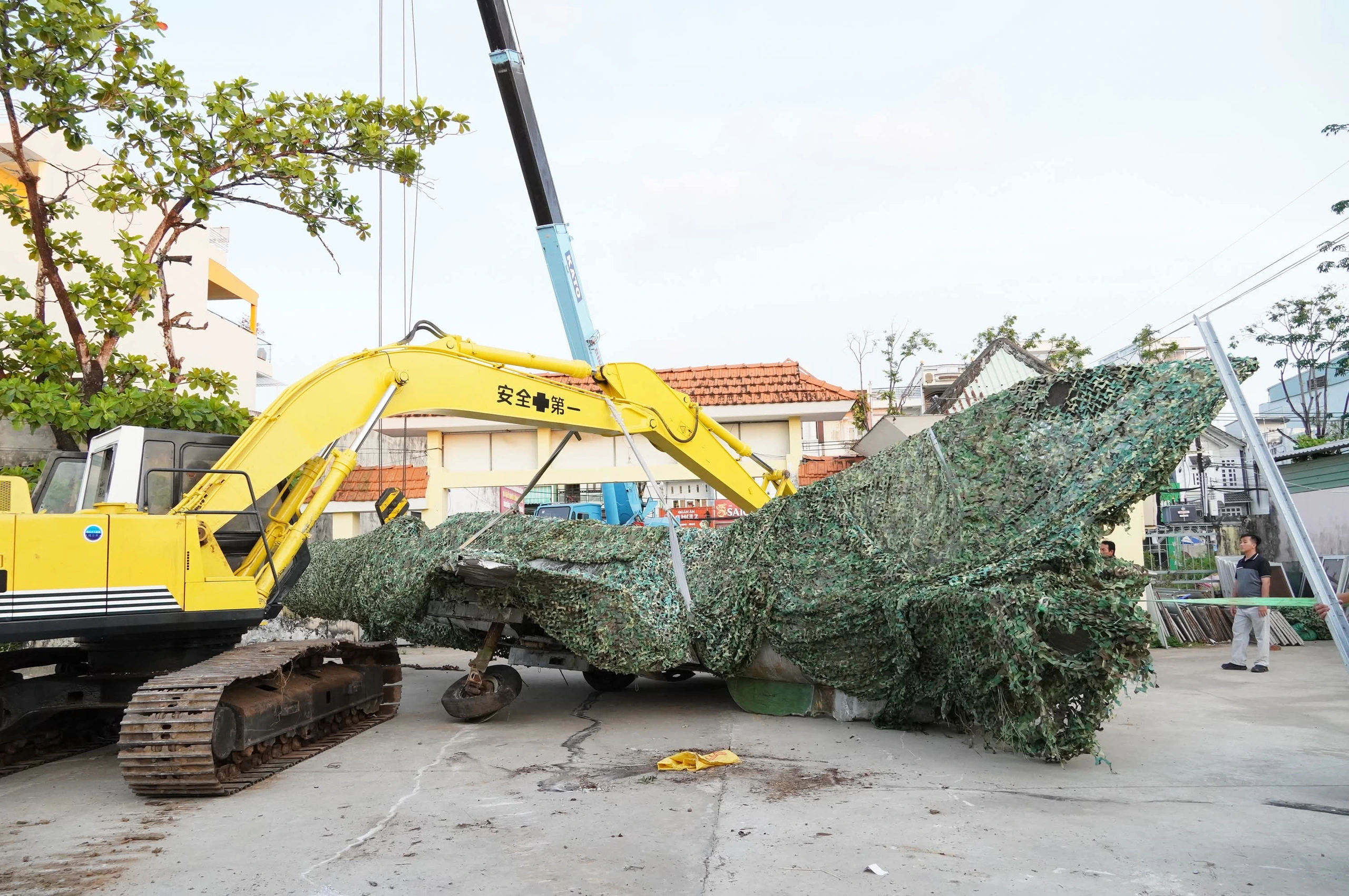 Vì sao chiếc MiG-21 ở Cà Mau phải di dời trong đêm? 2 Xe cẩu 20 tấn được sử dụng để nhấc chiếc máy bay qua cổng cao hơn 5 m