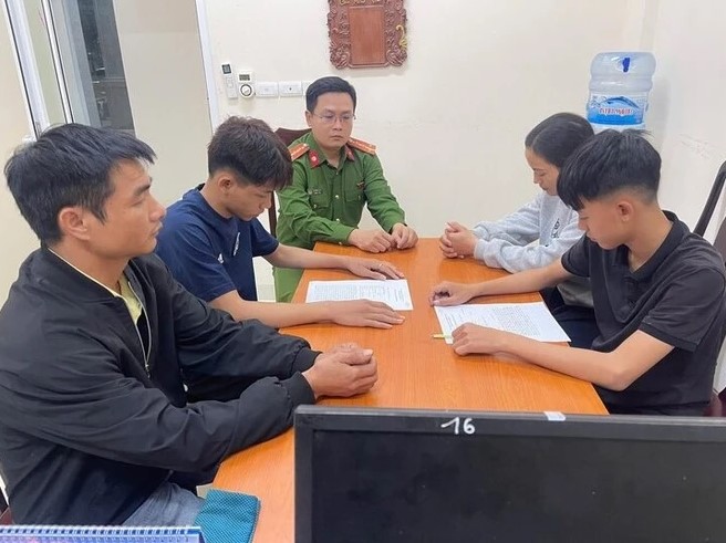 Cơ quan công an làm việc với phụ huynh và 2 học sinh vi phạm.