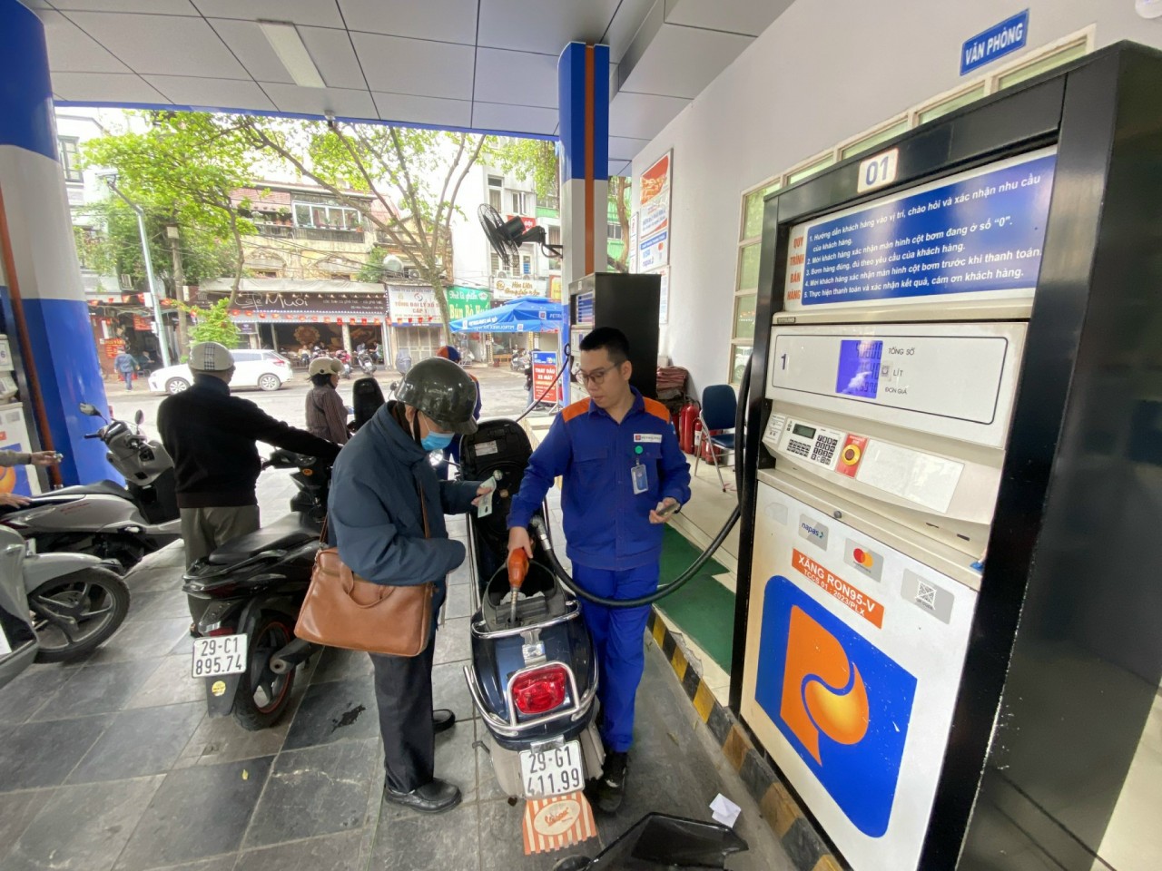 gia xang bat tang manh tu 23h ngay 193 ron 95 vot hon 5000 donglit ap luc chi phi gia tang 20260319230536