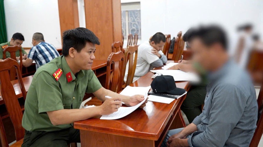 TP.HCM Tiếp Nhận 34 Công Dân Việt Nam Bị Mỹ Trục Xuất Về Nước 3 Lực lượng công an làm thủ tục để hỗ trợ ban đầu, giúp các công dân sớm ổn định cuộc sống. Ảnh: CA