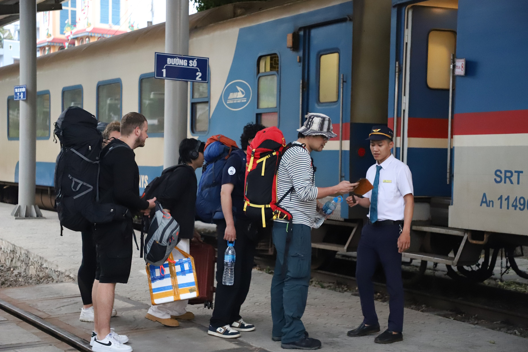 Ngành đường sắt tăng giá vé 10% do tác động từ giá nguyên liệu. 