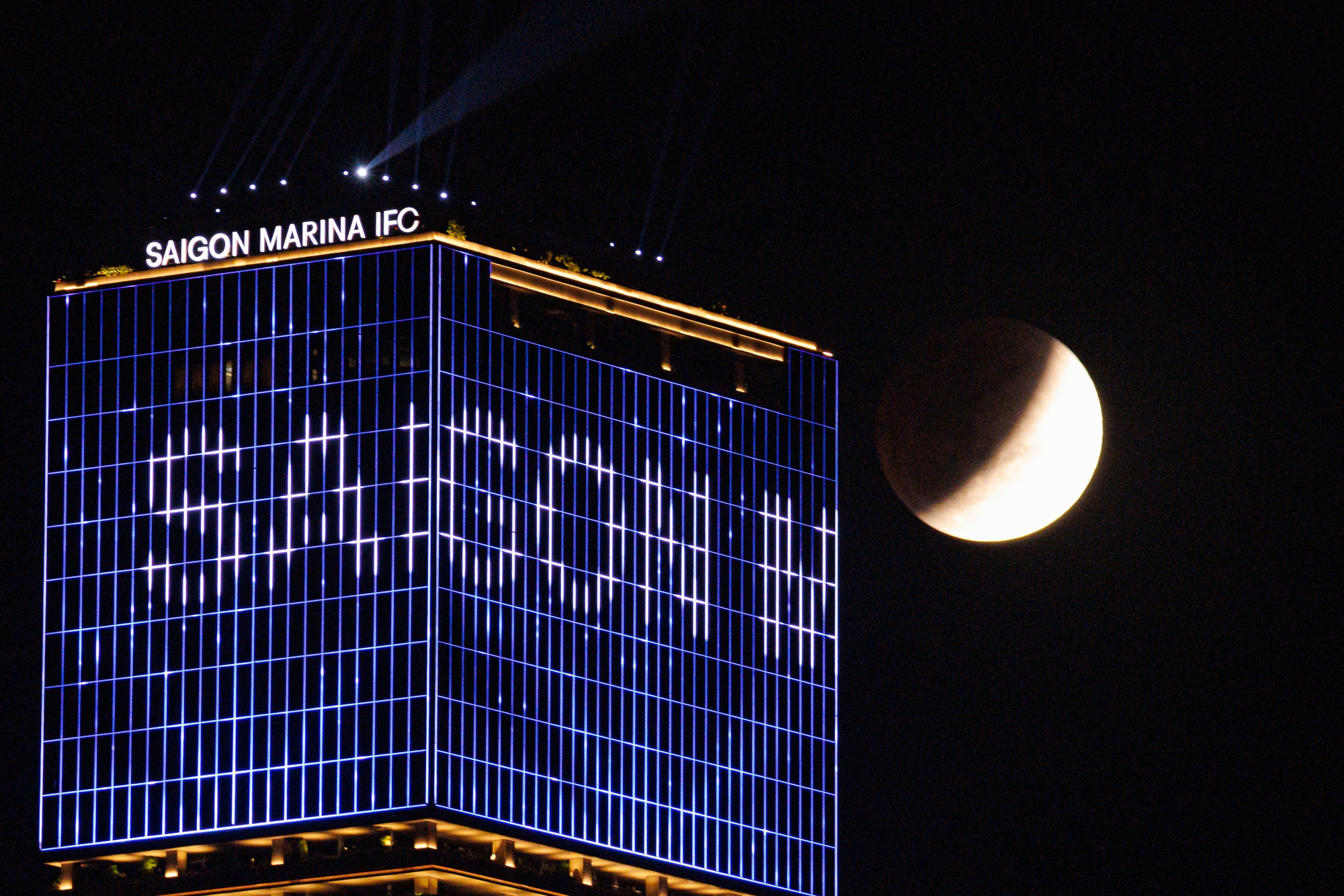 Hàng Nghìn Người Tại TP.HCM Đổ Ra Bến Bờ Sông Ngắm “Trăng Máu” Tối 3/3 4 k14 19925 1772546606065 17725466070781866492743