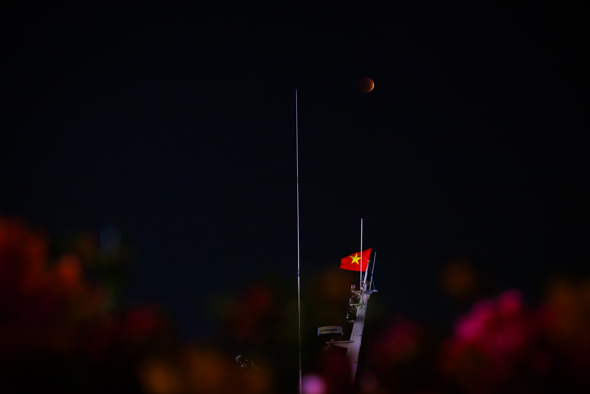 Hàng Nghìn Người Tại TP.HCM Đổ Ra Bến Bờ Sông Ngắm “Trăng Máu” Tối 3/3 1 "Trăng máu" xuất hiện trên bầu trời