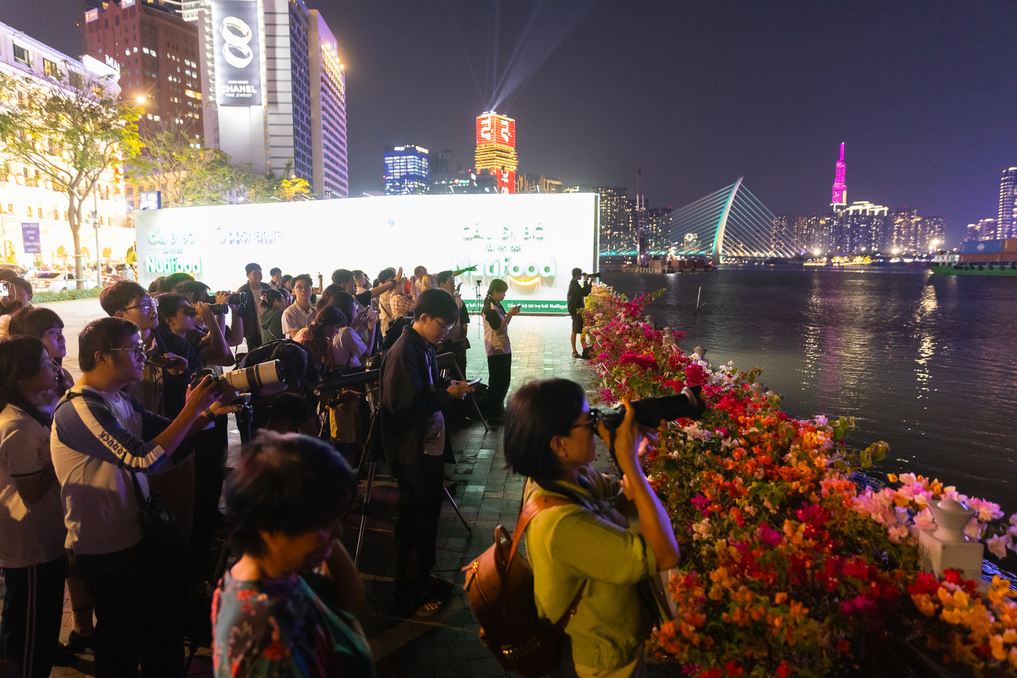 Hàng Nghìn Người Tại TP.HCM Đổ Ra Bến Bờ Sông Ngắm “Trăng Máu” Tối 3/3 3 Người dân đổ về bờ sông “săn” trăng