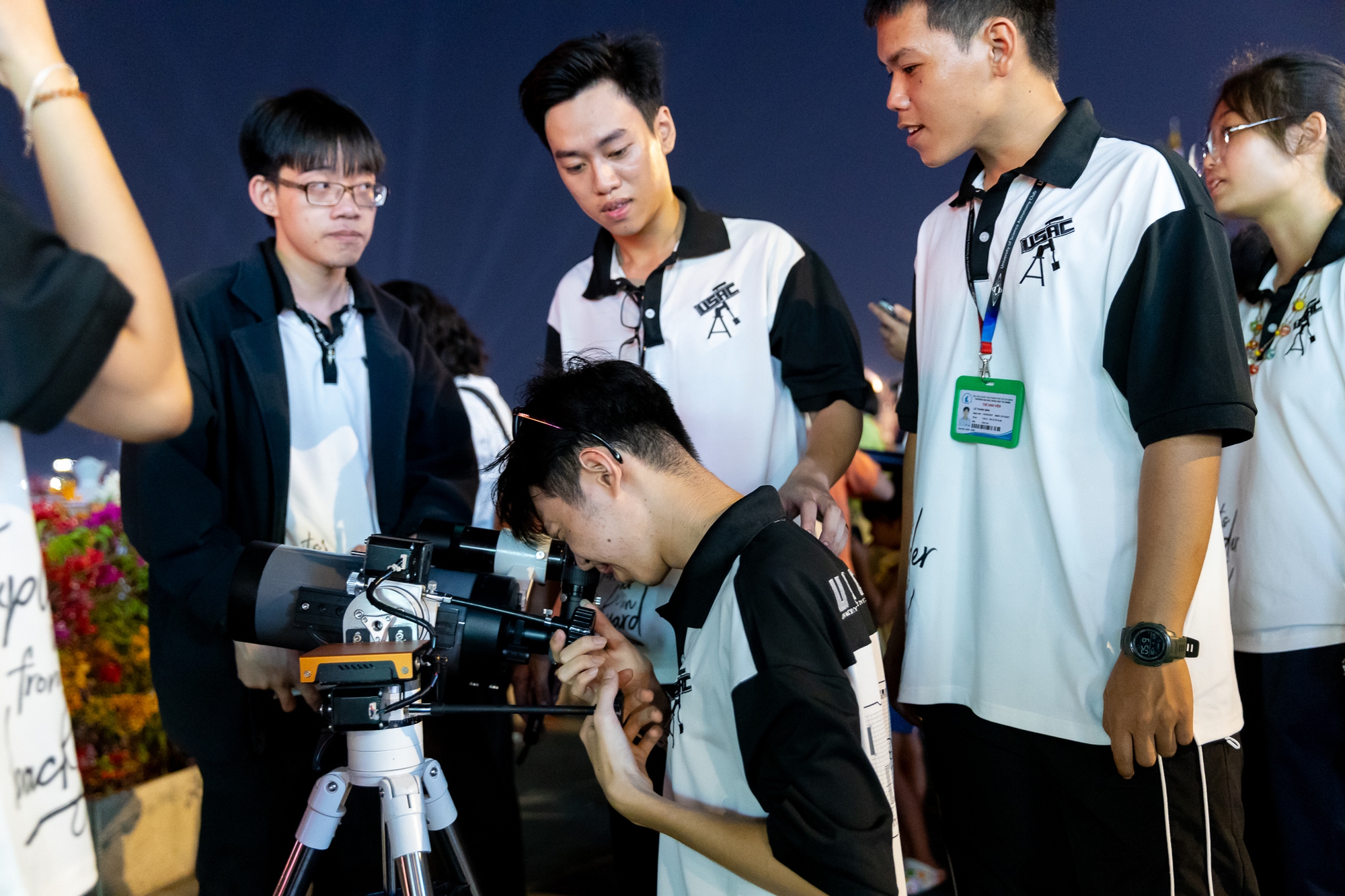 Hàng Nghìn Người Tại TP.HCM Đổ Ra Bến Bờ Sông Ngắm “Trăng Máu” Tối 3/3 2 k14 7243 1772546599796 1772546599994414343712