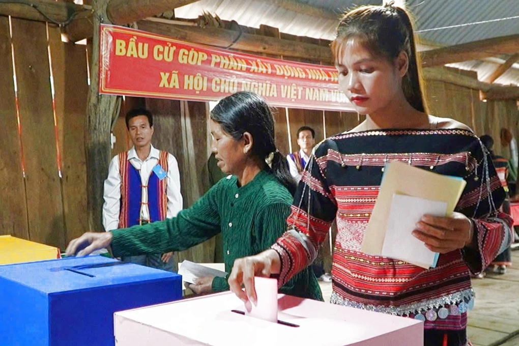 Khi nào công bố kết quả bầu cử và danh sách người trúng cử? 1 Những lá phiếu đầu tiên giữa núi rừng đại ngàn.