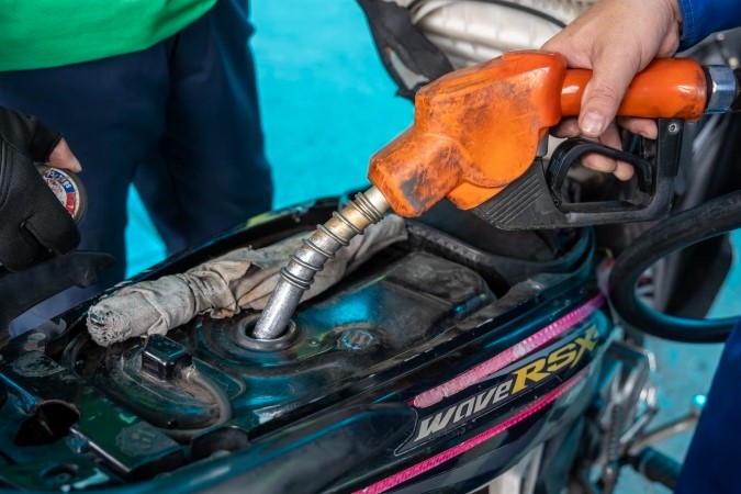 Người dân đổ nhiên liệu tại một cửa hàng xăng dầu, ngày 7/3.