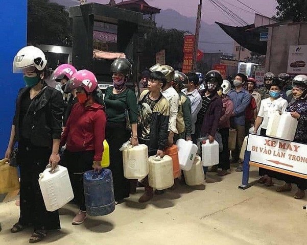 Người dân mang can đến mua xăng nhưng bị nhân viên trạm xăng dầu từ chối. ( Ảnh minh họa )