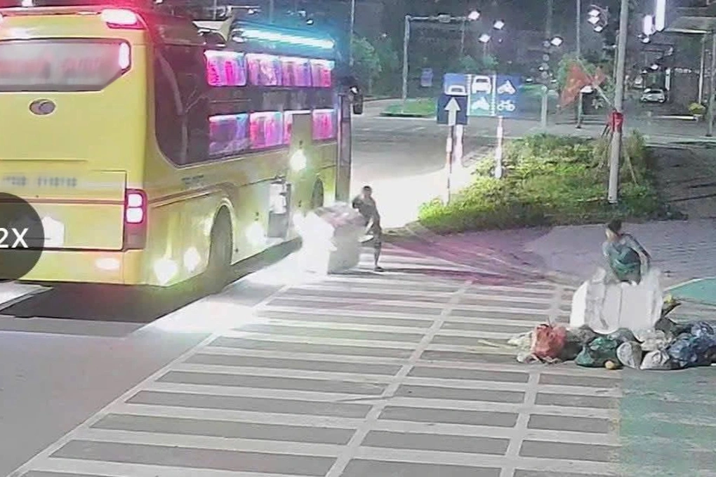 nha xe xa rac giua duong edited 1772958234889