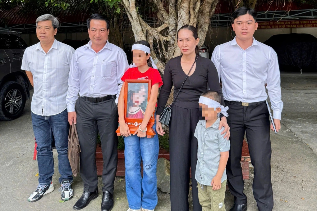 Tước Danh Hiệu Công An Nhân Dân Hai Cựu Cán Bộ Liên Quan Vụ Nữ Sinh Tử Vong Ở Vĩnh Long 2 Gia đình bà Hiền nhiều lần tìm công lý cho con gái (Ảnh: CTV).