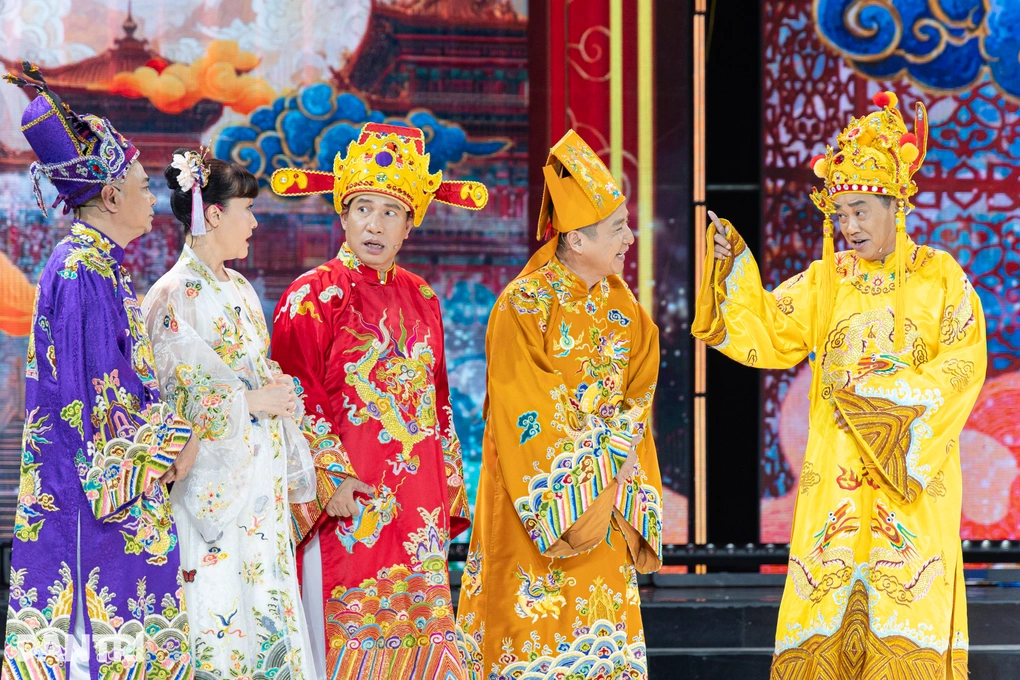 Táo quân trở lại, khán giả tiếc nuối vì quá ngắn 1 Dàn nghệ sĩ "Táo quân" tái xuất khiến khán giả háo hức đón xem (Ảnh: Nguyễn Hà Nam).