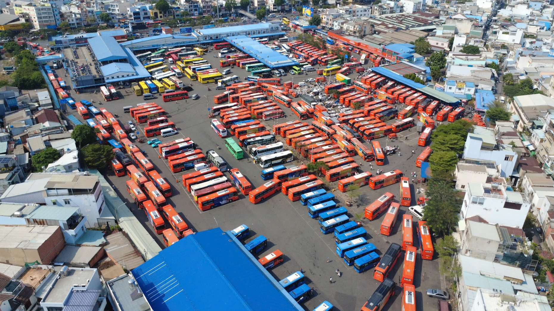 Giá xăng dầu tăng buộc nhiều doanh nghiệp vận tải liên tỉnh điều chỉnh giá dịch vụ.