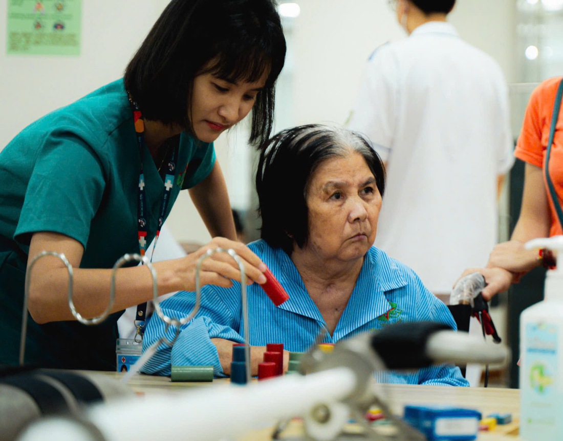 Bệnh nhân cao tuổi được điều trị, phục hồi vật lý trị liệu tại Bệnh viện Quân y 175 - Ảnh: THANH HIỆP