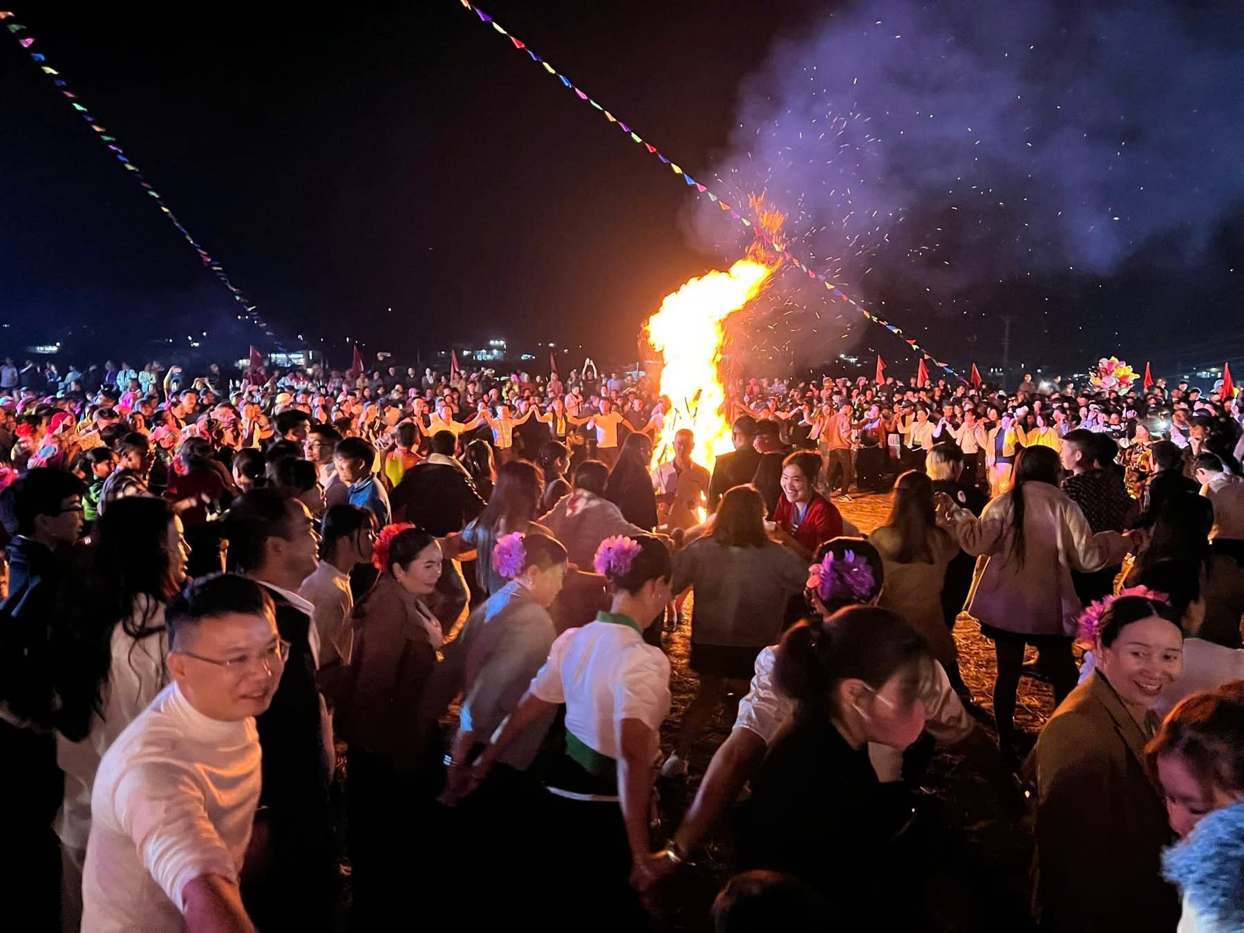 Đêm lửa trại thu hút khách du lịch và đông đảo người dân địa phương