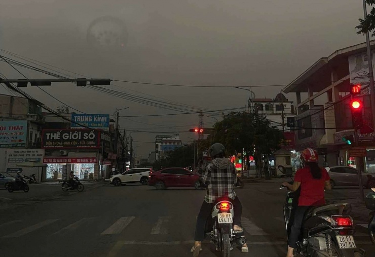 Nhiều khu vực trên địa bàn tỉnh Thái Nguyên lúc 7h30 phút tối đen như ban đêm. Ảnh: Hà Thanh