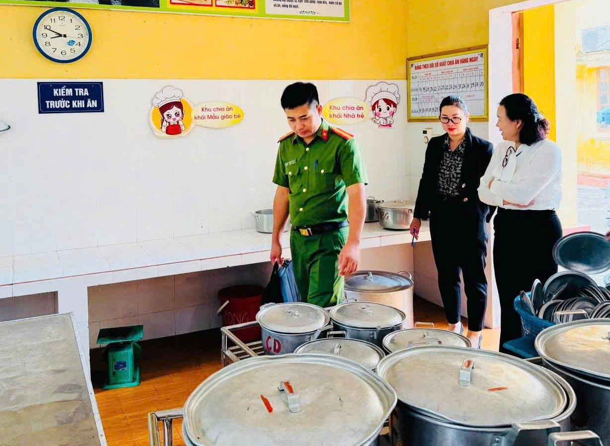 Lào Cai siết an toàn thực phẩm tại bếp ăn trường học 1 Tăng cường kiểm tra, bảo đảm an toàn thực phẩm tại bếp ăn tập thể, trường học. (Ảnh: CTTĐT Lào Cai).