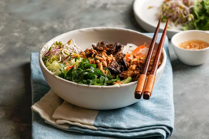 Bánh mì heo quay vào top 2 Đông Nam Á, vượt cả phở bò 2 Bún bò Nam Bộ thơm ngon với đầy ắp thịt bò và các loại rau ăn kèm - Ảnh: Shutterstock