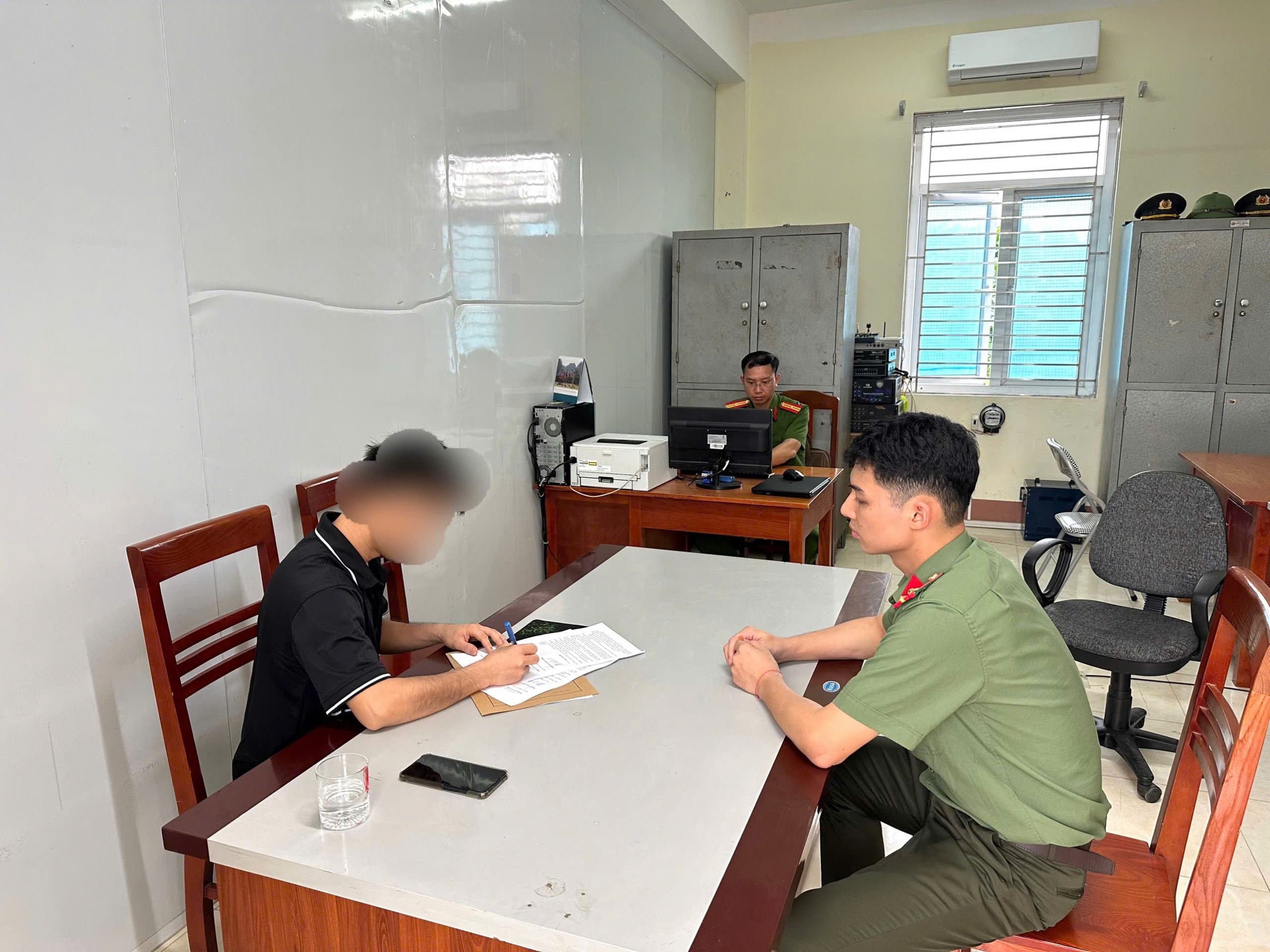 Công an xã Lâm Thượng làm việc với người vi phạm. Ảnh: Công an Lào Cai.