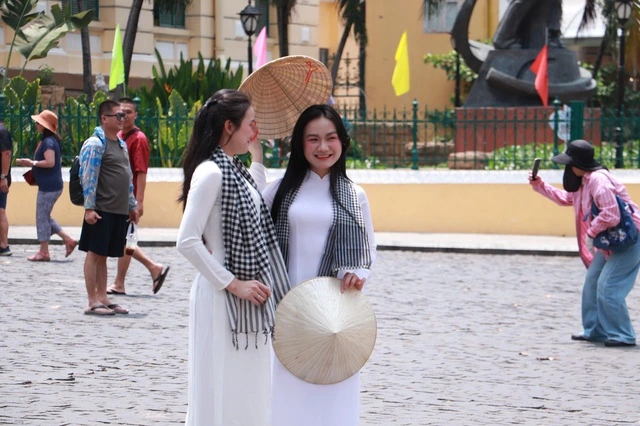 Nhiều người chọn ở lại thành phố, ghé các điểm đến trong trung tâm để vui chơi và tận hưởng không khí ngày nghỉ lễ