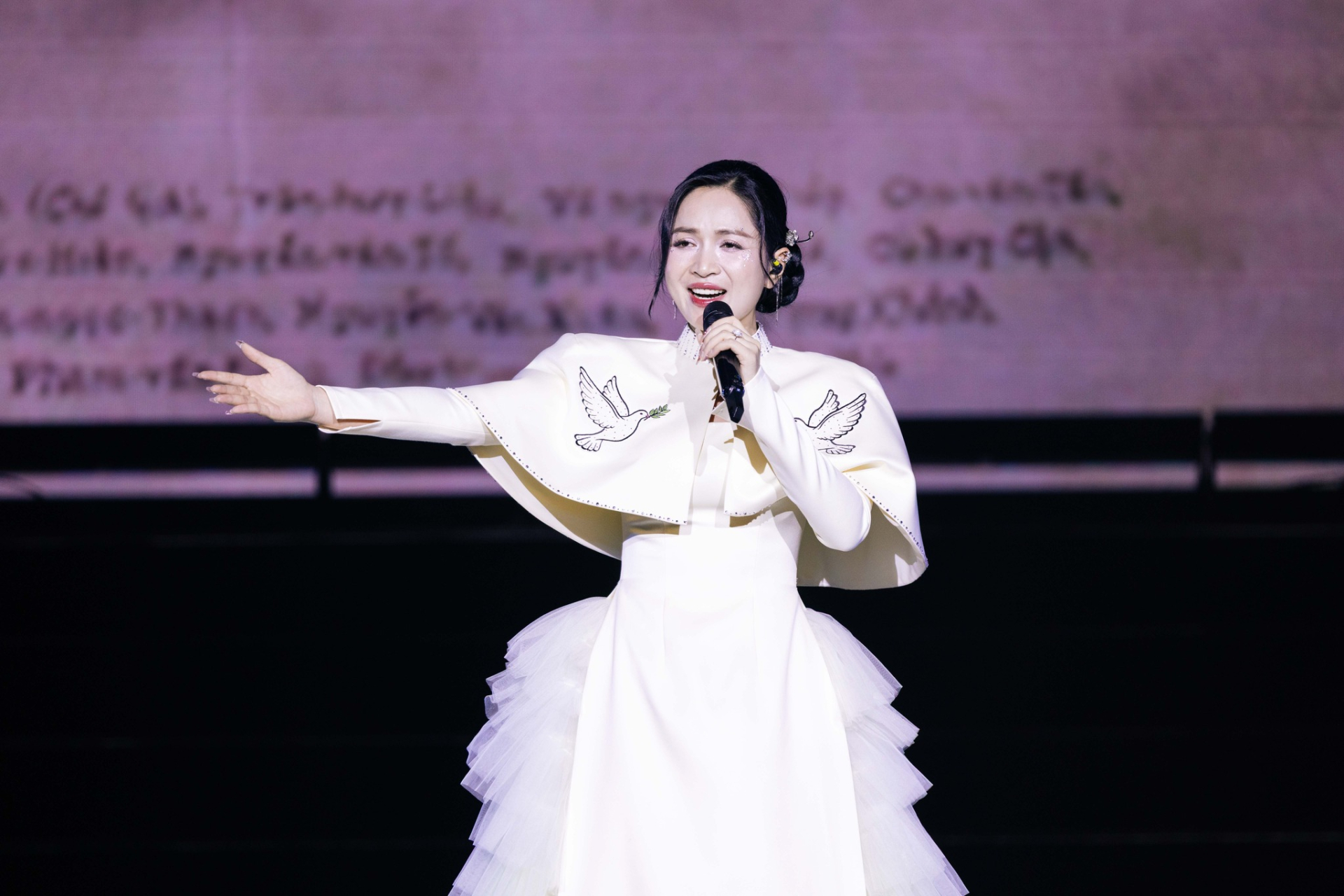 TP.HCM siết quản lý biểu diễn, cấm lạm dụng hát nhép 2 Nguyễn Duyên Quỳnh xin lỗi vì lộ hát nhép trên sóng lễ trao giải