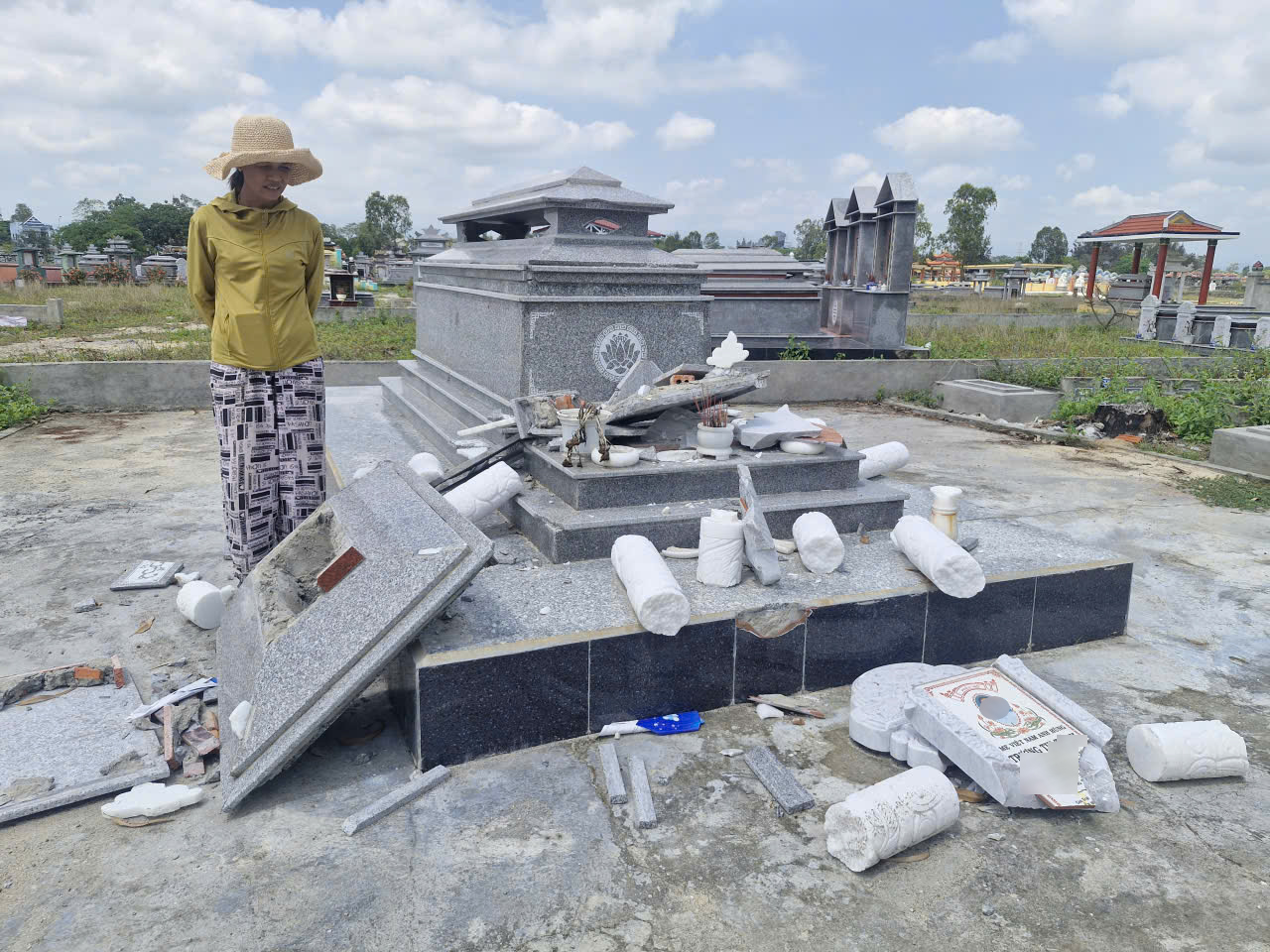 Bia Mộ Mẹ Việt Nam Anh Hùng Bị Đập Phá Bất Thường, Nghi Vấn Từ Mâu Thuẫn Đất Đai 2 Ông N.H nghi vấn vụ đập phá bia mộ liên quan việc tranh chấp một thửa đất